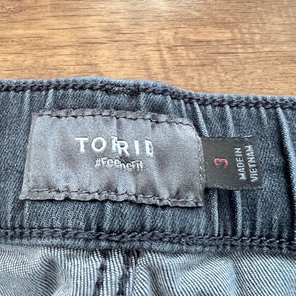 Torrid Jeans Size 3 Gray/Black Crop Pull-On Weekend Straight Super Soft Mid Rise - Picture 3 of 9